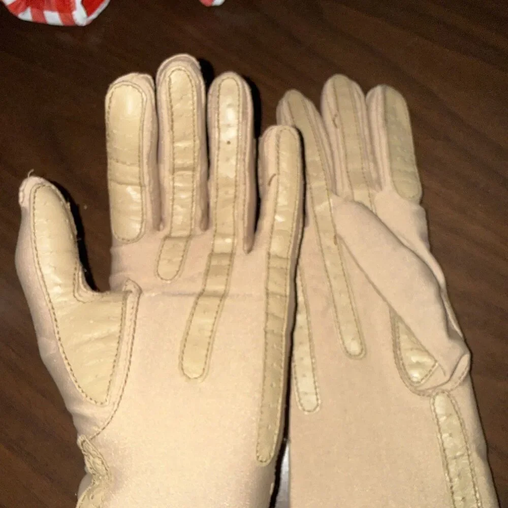 Isotoner Women's Vintage Driving Gloves One Size, Tan Stretch, Lined - Picture 6 of 7